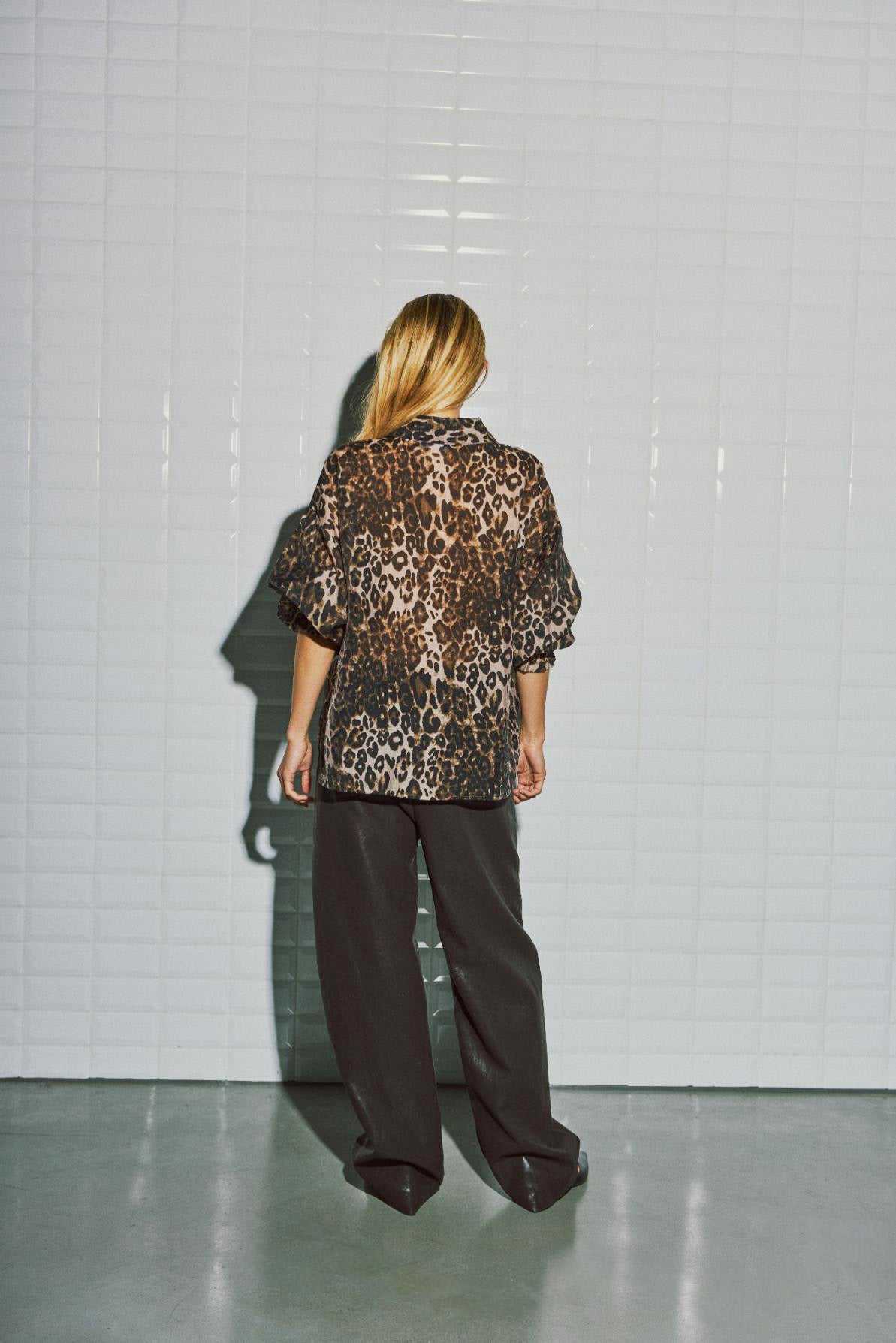 WITHBLACK BLOUSE ANNIKA LEO PRINT