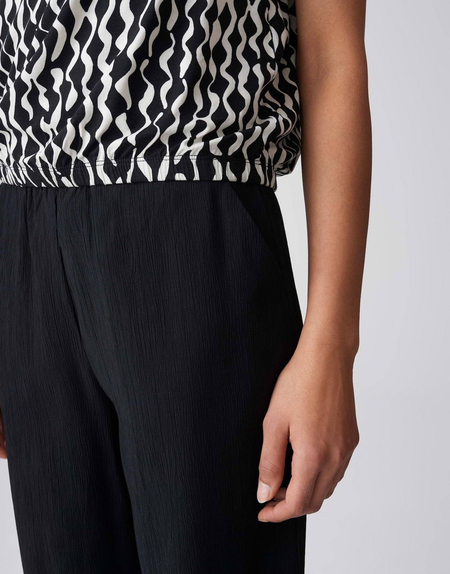 OPUS TOP SAPAYA MOTION BLACK