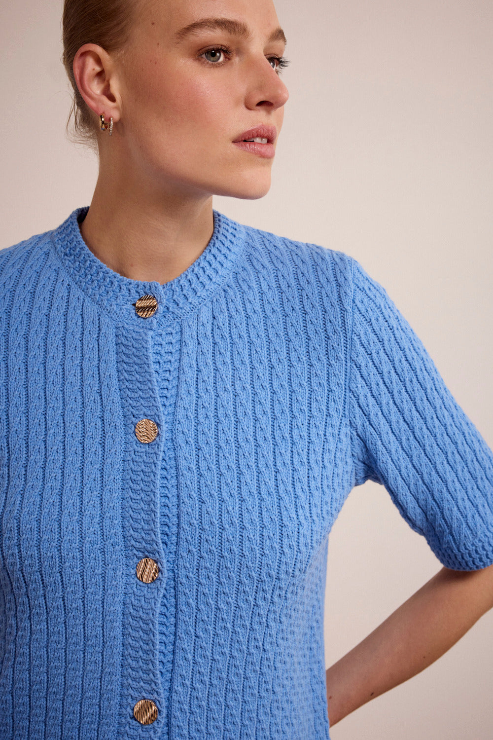 TRAMONTANA VEST CABLE STITCH CORNFLOWER