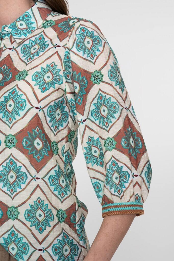 GEISHA BLOUSE MET TEGELPRINT AQUA/CARAMEL