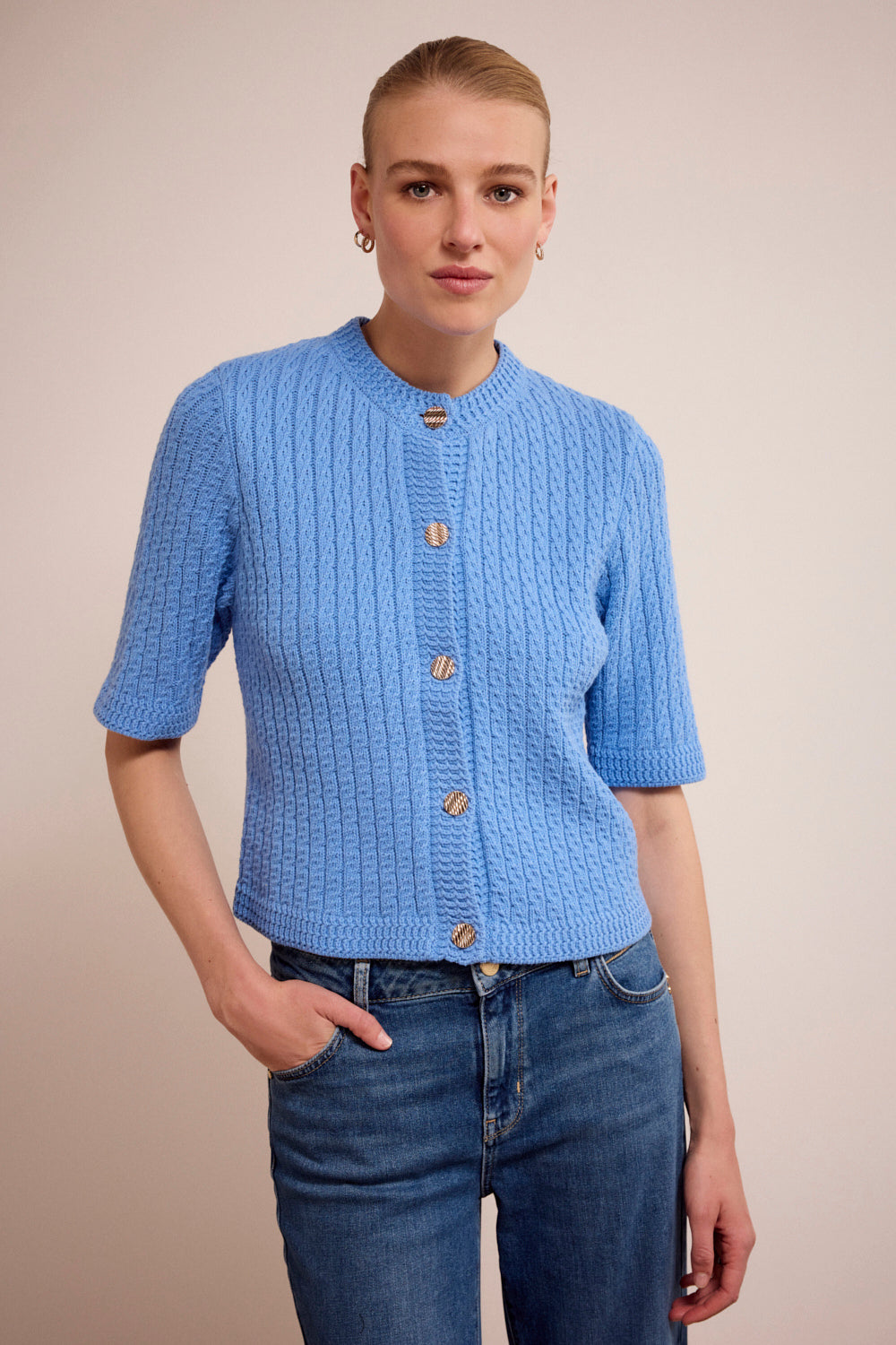 TRAMONTANA VEST CABLE STITCH CORNFLOWER