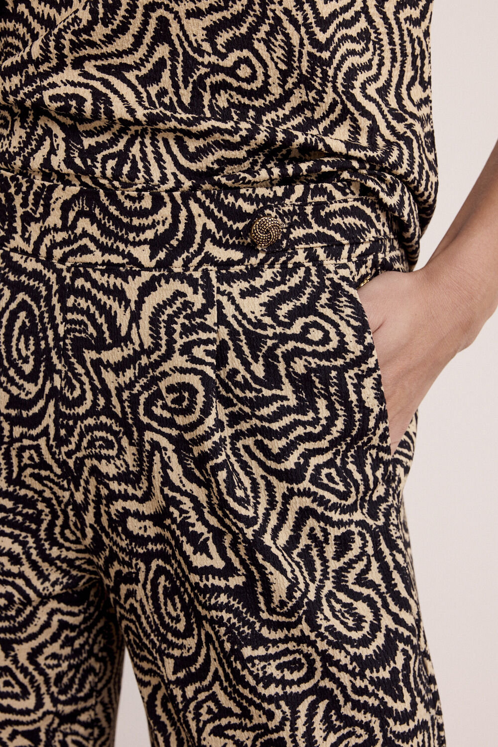 TRAMONTANA BROEK WANDERING LINES PRINT BLACK/PEDDLE