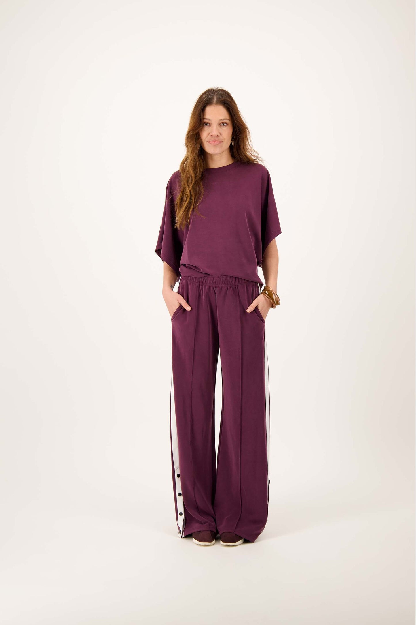 ZUSSS WIDELEG JOGGER BROEK MET ZIJBIES BURGUNDY