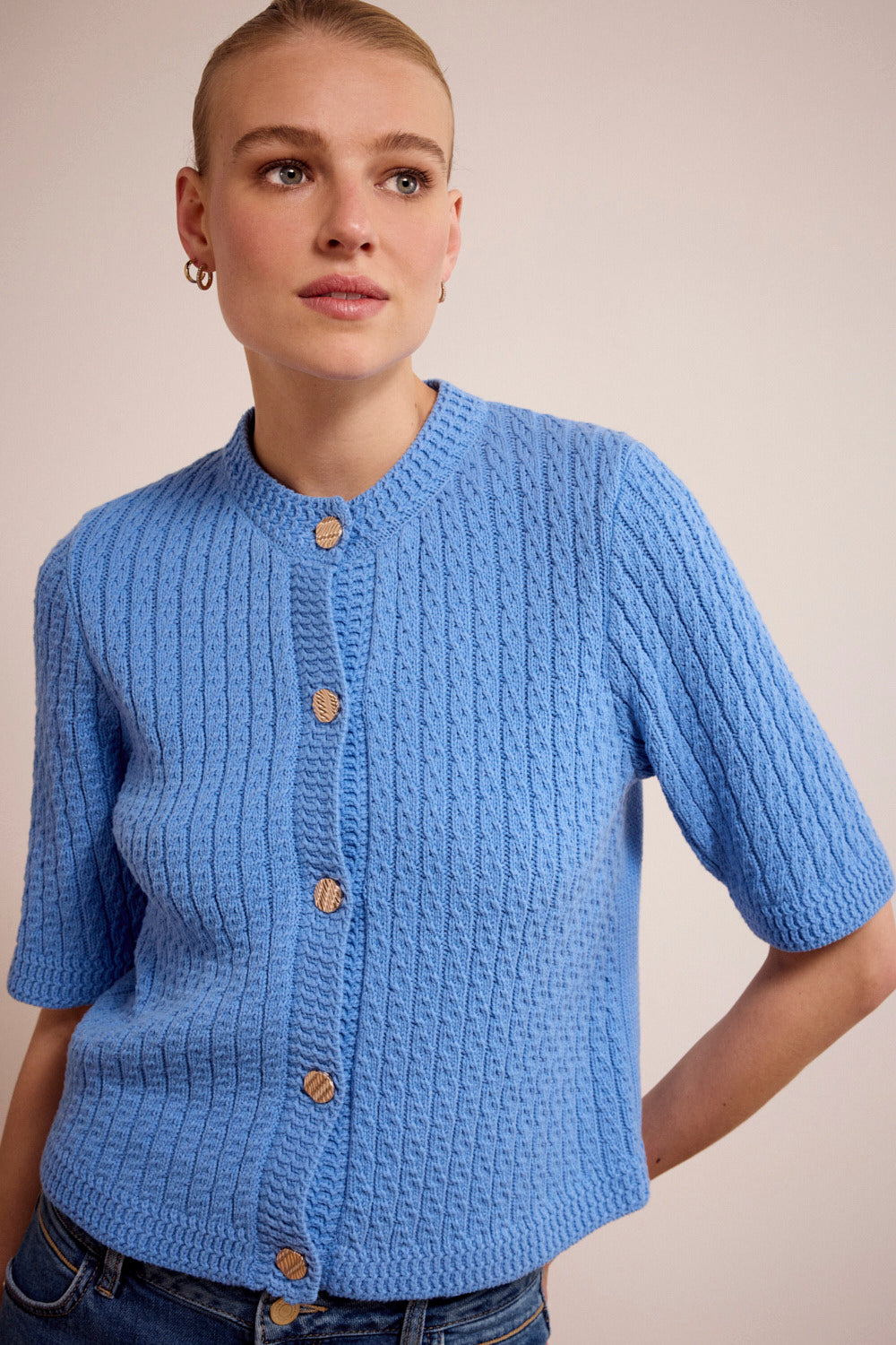 TRAMONTANA VEST CABLE STITCH CORNFLOWER