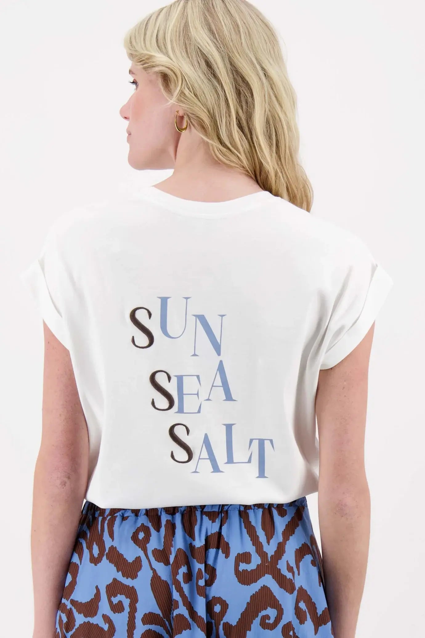 ZUSSS T-SHIRT MET OPGEROLDE MOUW SUN SEA SALT WHITE