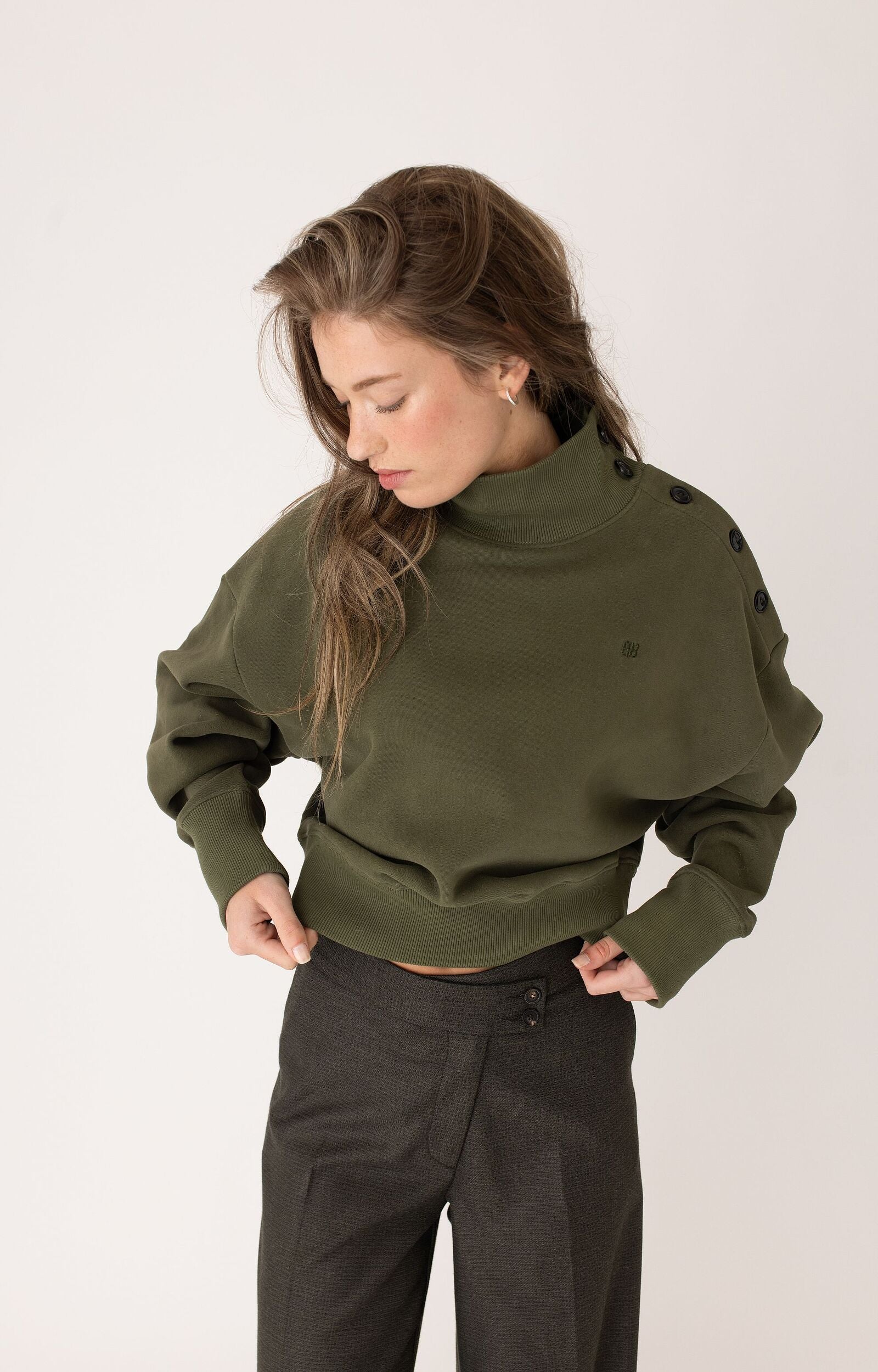 ANNA BLUE SWEATER CREW CROPPED OLIVE