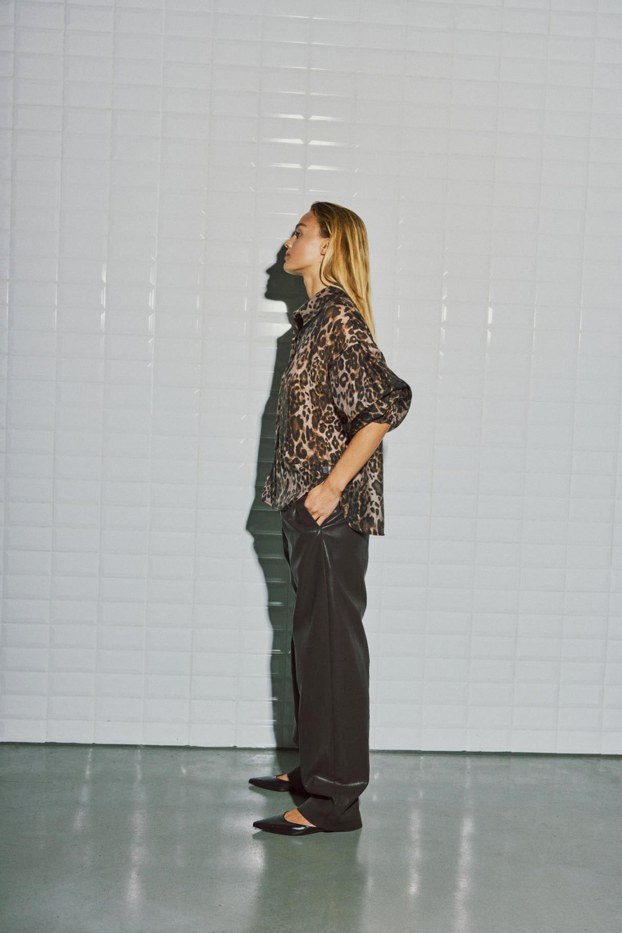 WITHBLACK BLOUSE ANNIKA LEO PRINT