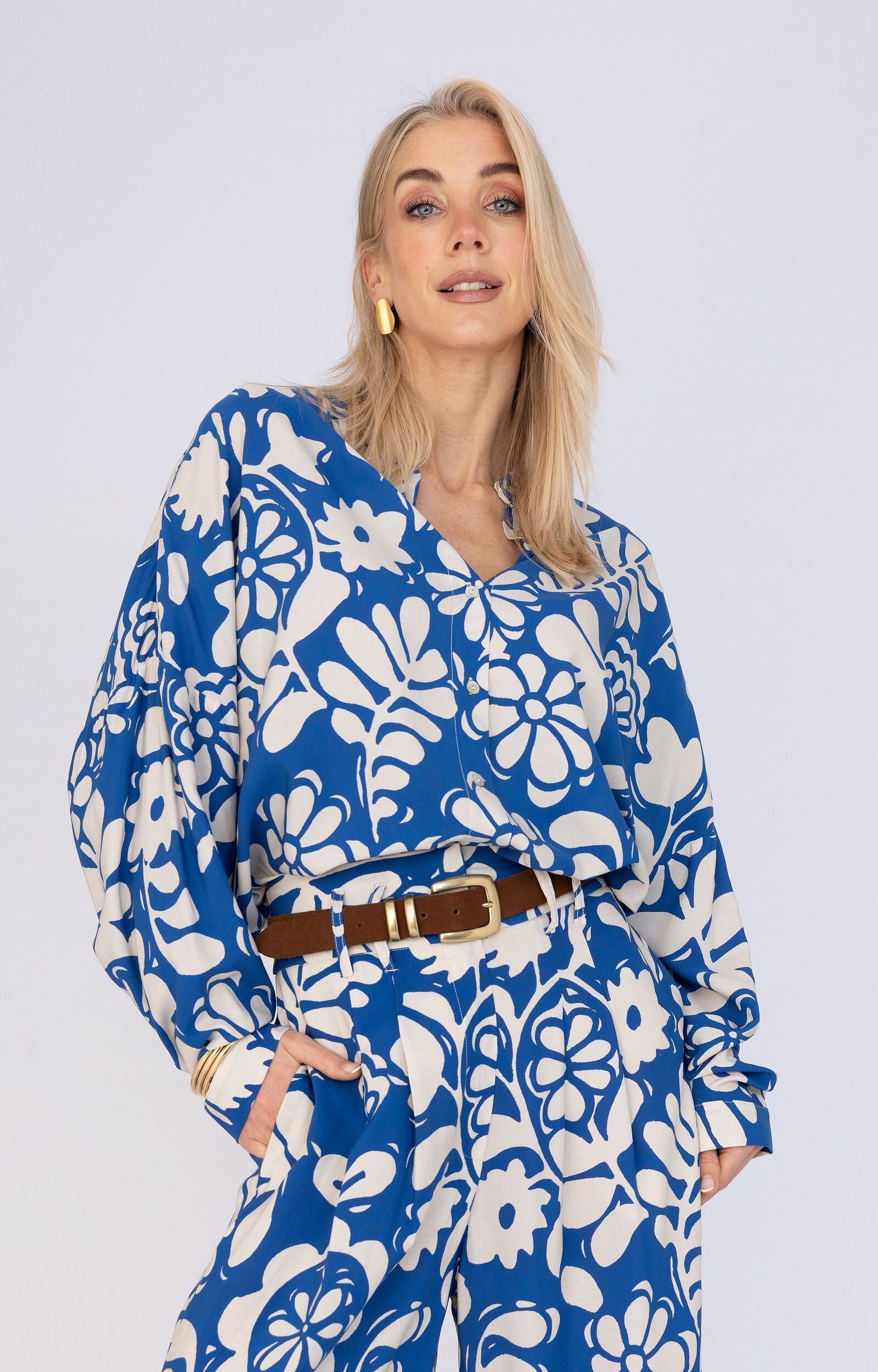 ANNA BLOUSE MET BLOEMENPRINT INDIAN BLUE DESSIN