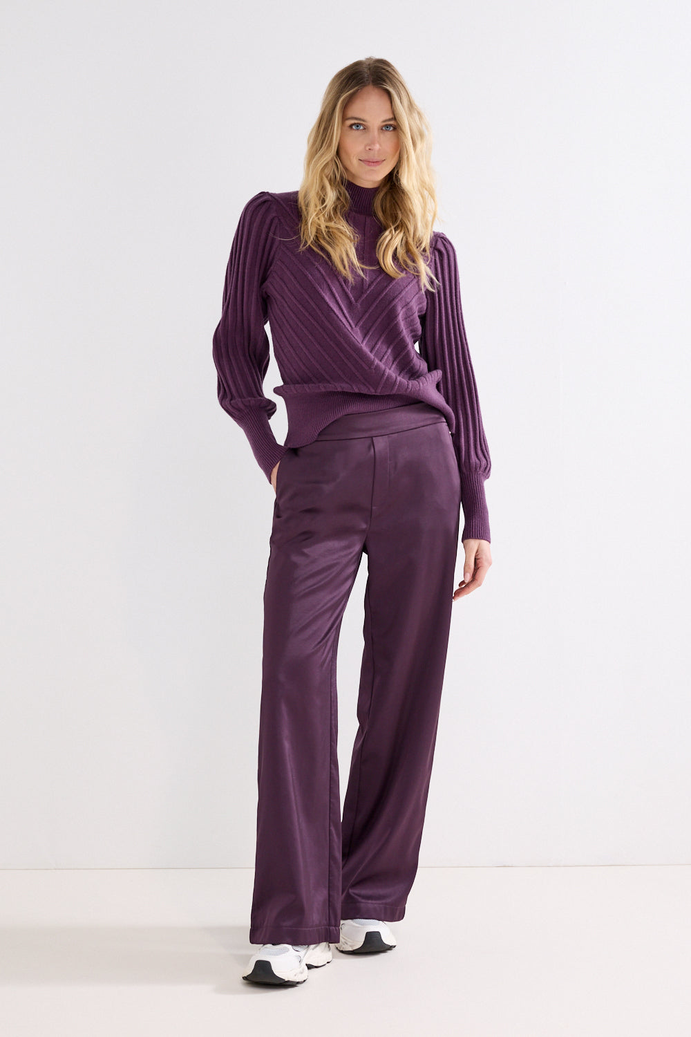 TRAMONTANA BROEK BONDED SATIN AUBERGINE NOIR