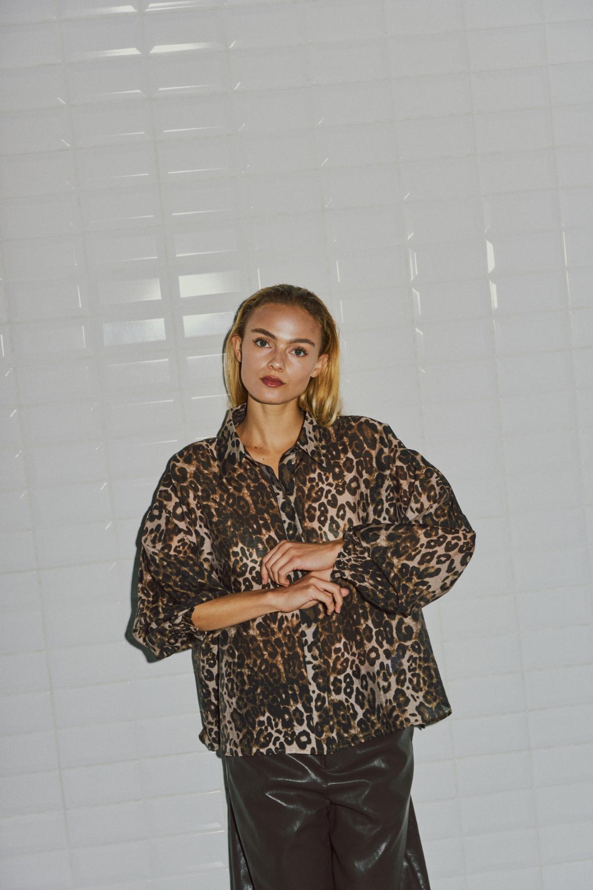 WITHBLACK BLOUSE ANNIKA LEO PRINT