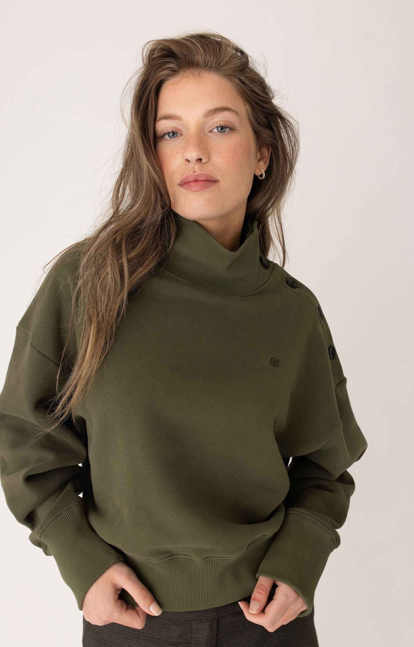 ANNA BLUE SWEATER CREW CROPPED OLIVE