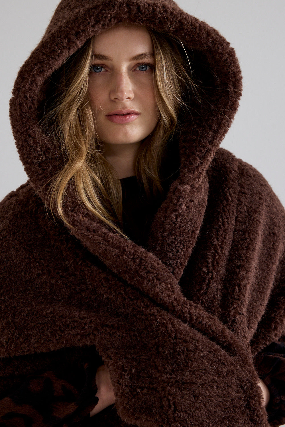 TRAMONTANA CAPE HOODED FAUX FUR CHOCOLATE