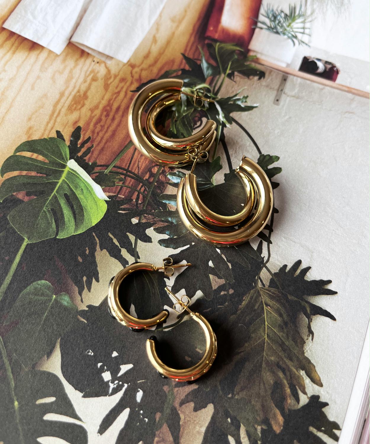 BY JAM OORBELLEN TWO RINGS GOLD