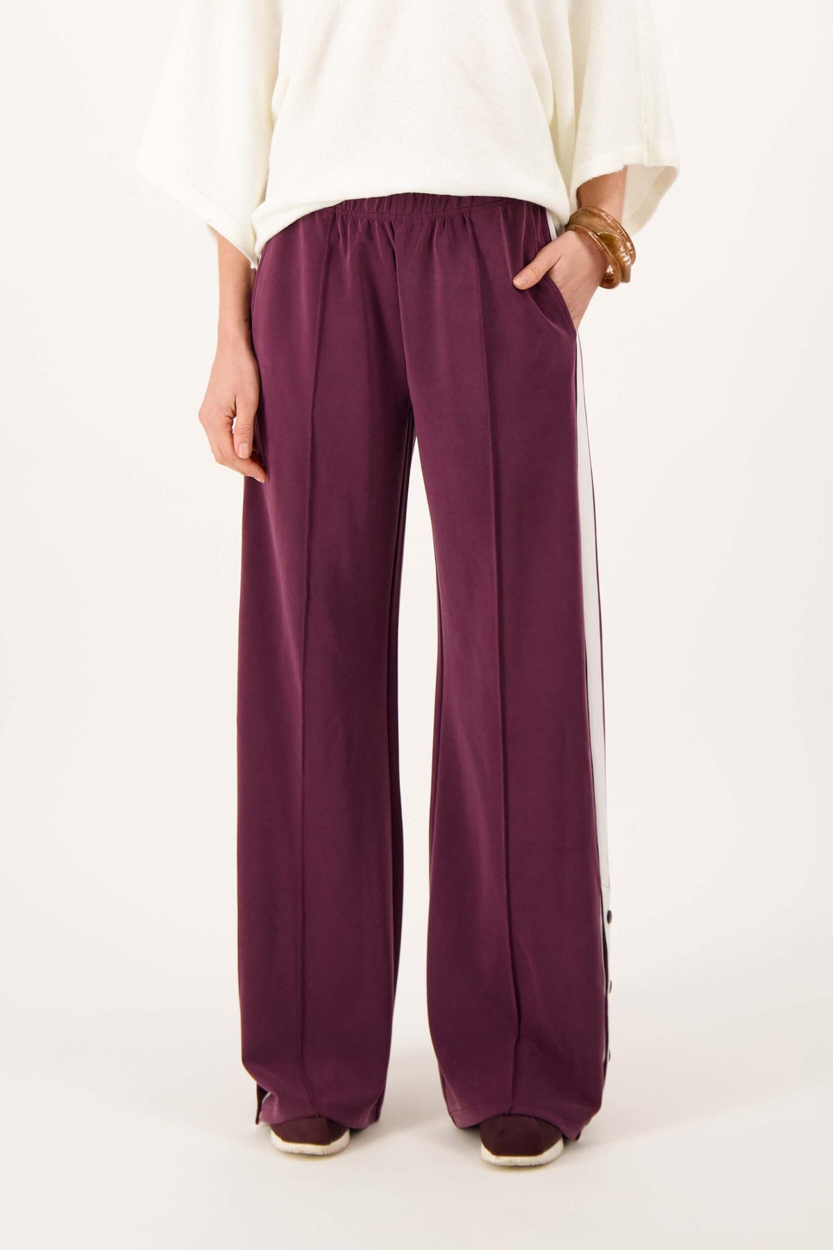 ZUSSS WIDELEG JOGGER BROEK MET ZIJBIES BURGUNDY