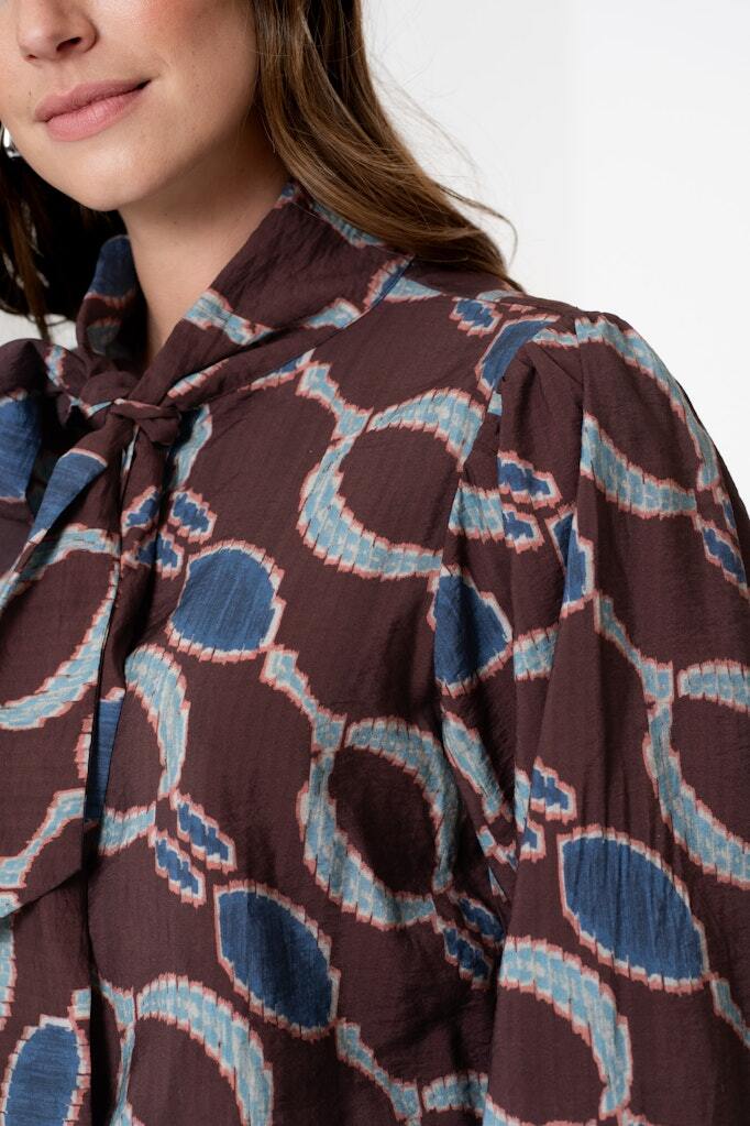 GEISHA BLOUSE GRAPHIC PRINT BORDEAUX/BLUE