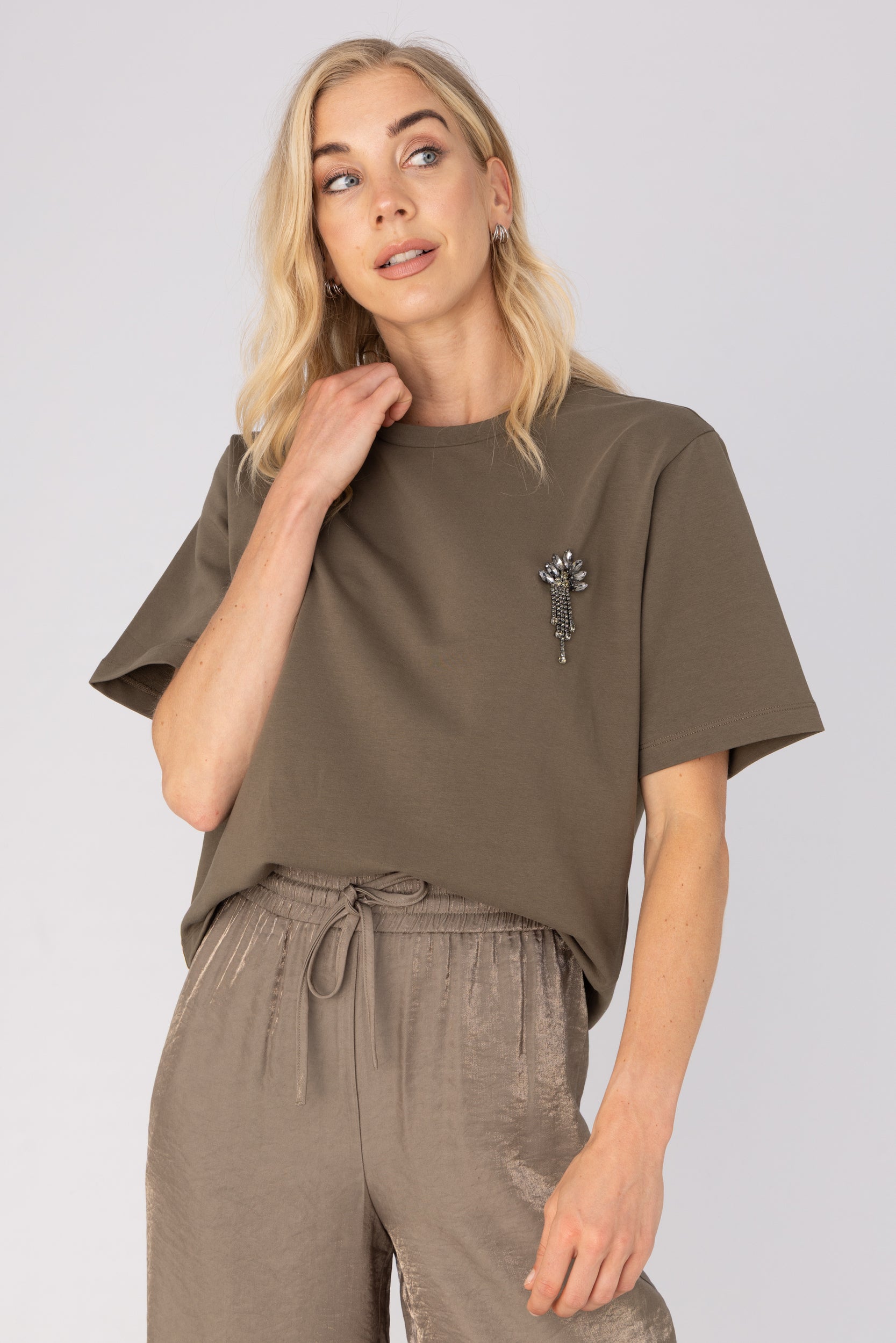 ANNA T-SHIRT MET BROCHE DARK KAKI