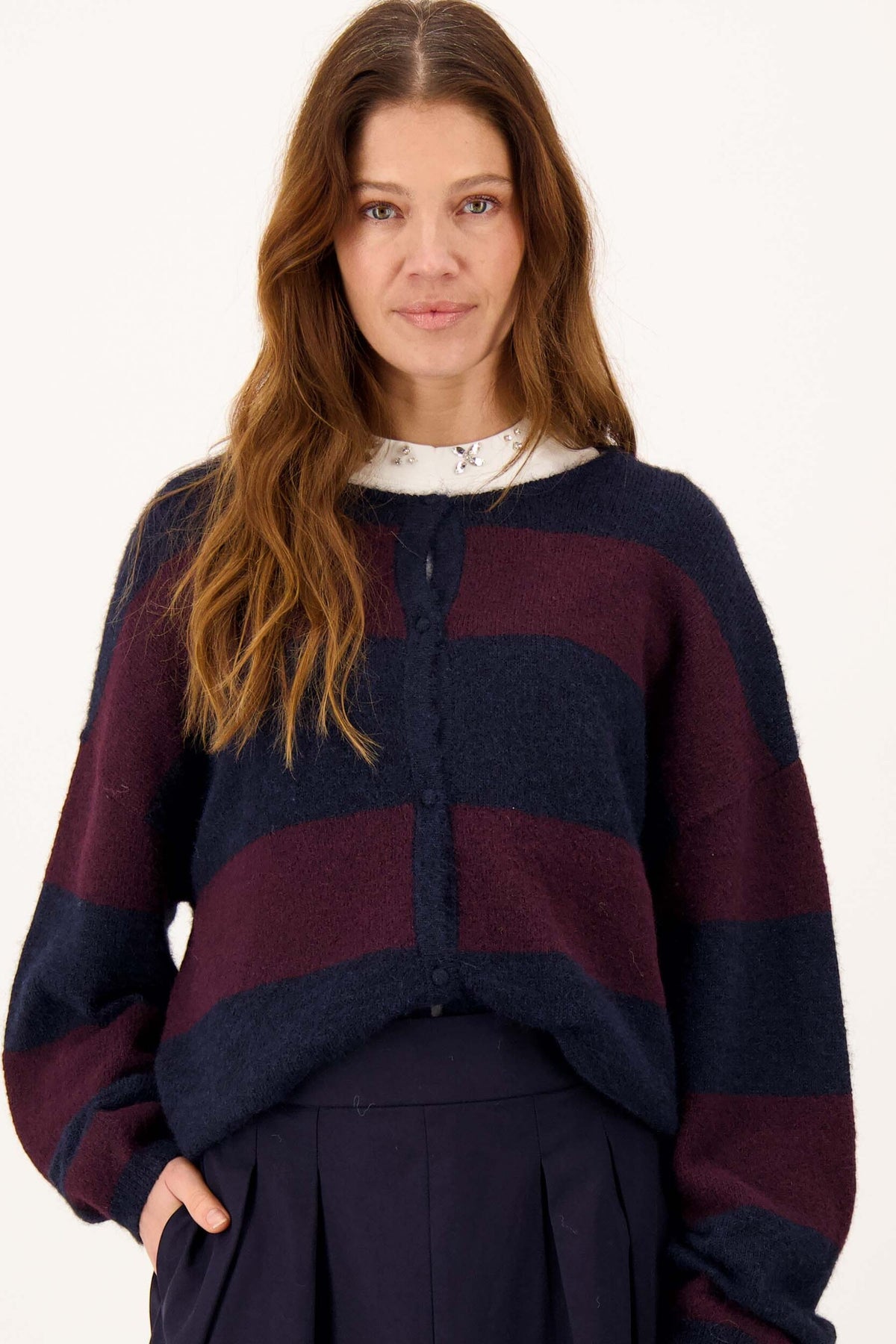 ZUSSS BASIC VESTJE STREEP MET BROCHE DARK NAVY/BURGUNDY