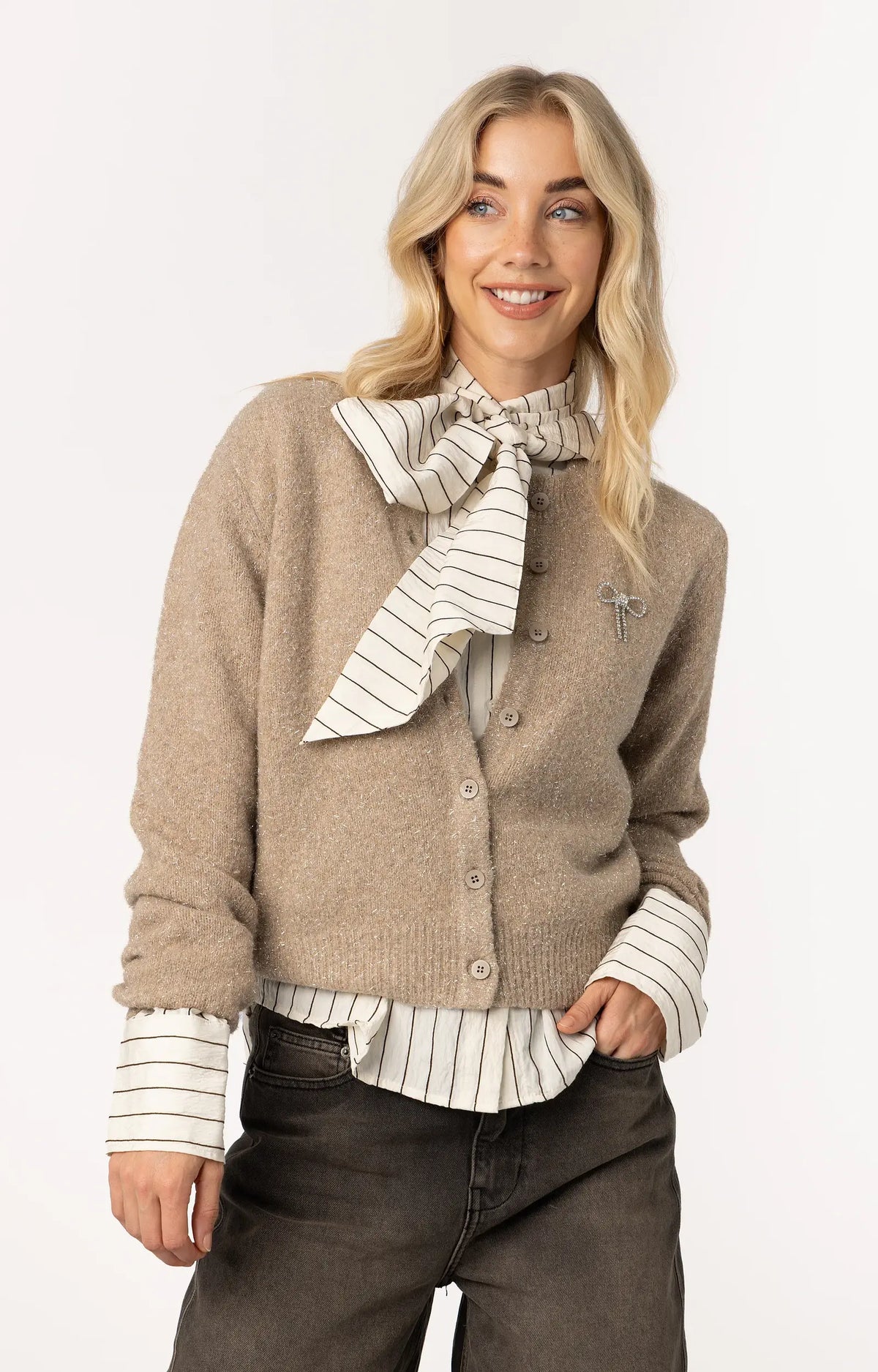 ANNA VESTJE MET STRIKBROCHE CINNAMON DESSIN