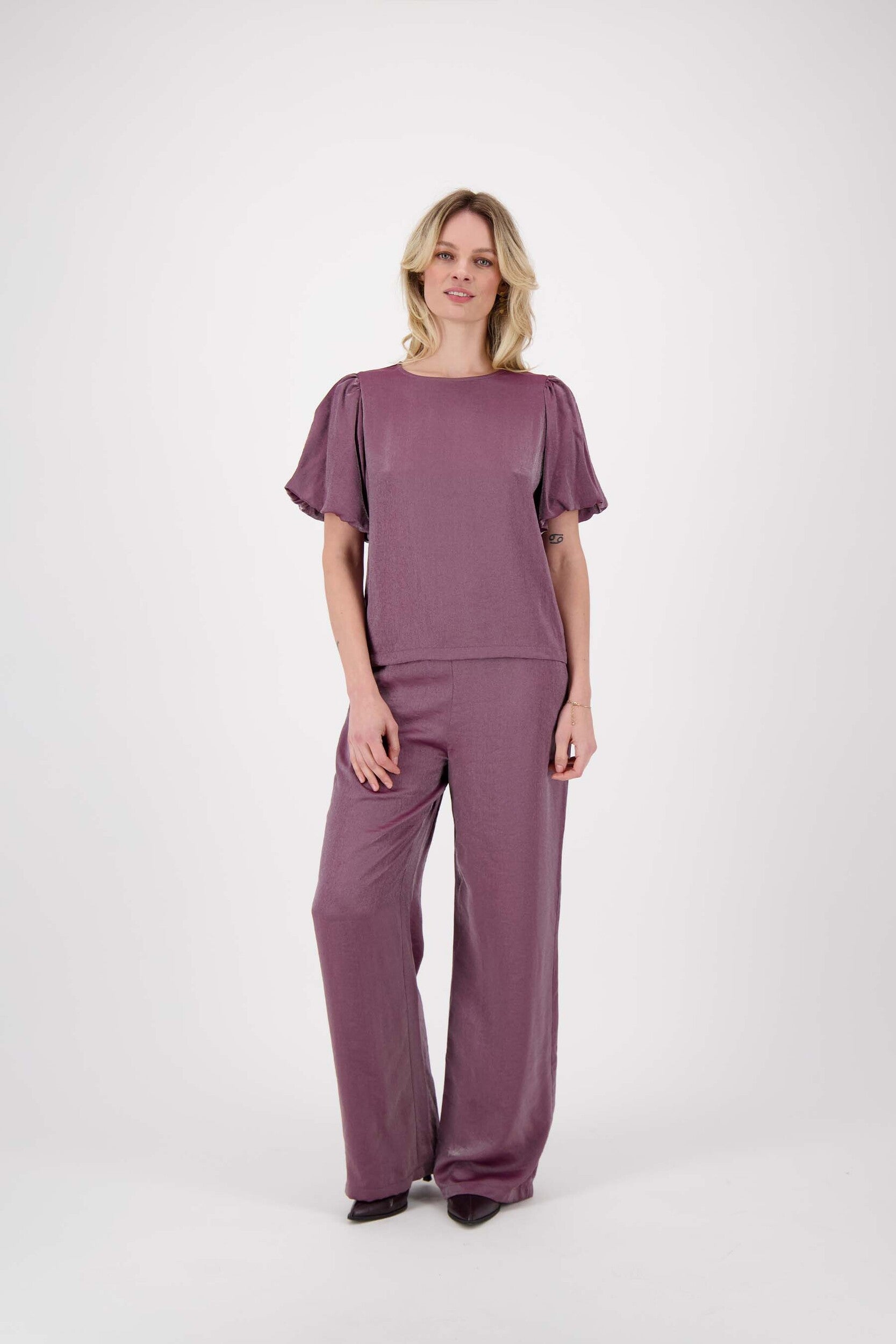 ZUSSS SATIJNEN TOP MET POFMOUW AUBERGINE