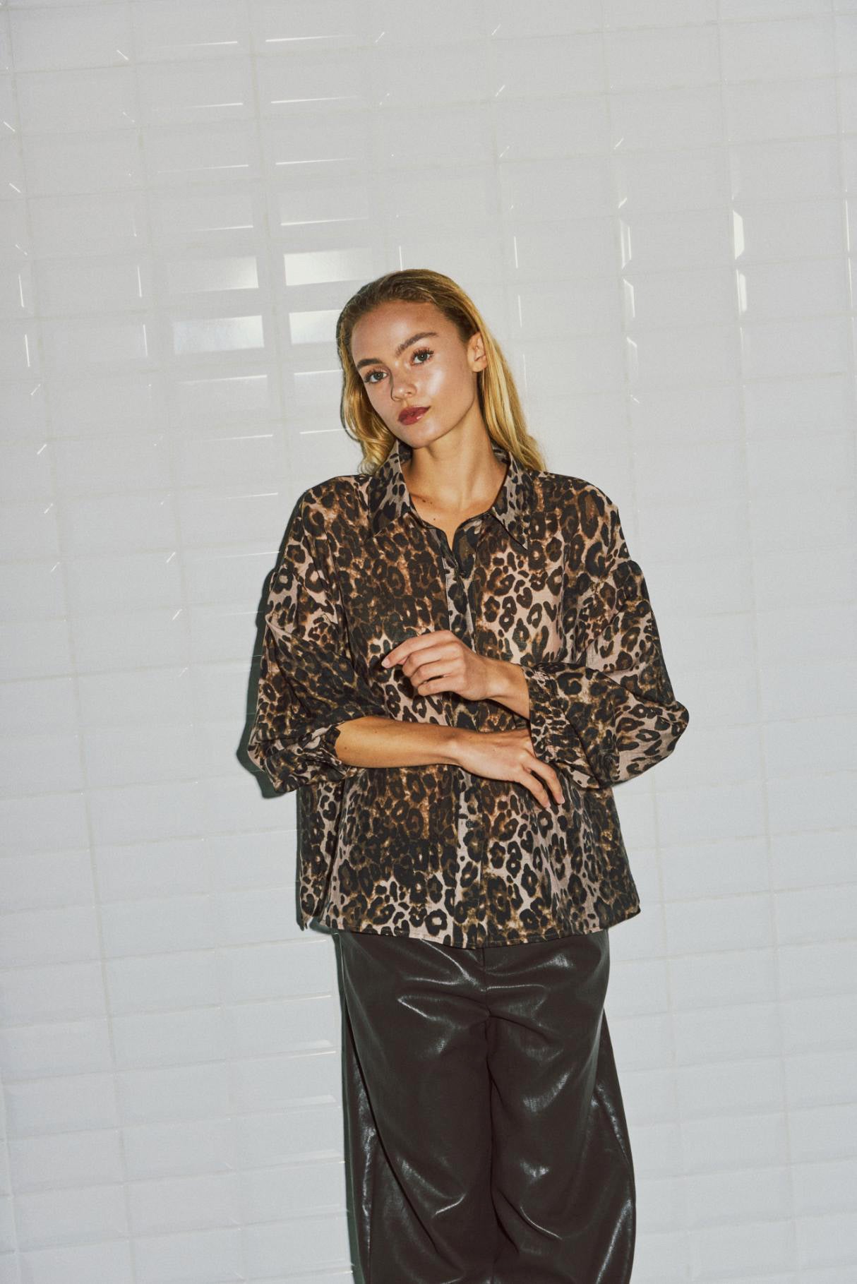 WITHBLACK BLOUSE ANNIKA LEO PRINT