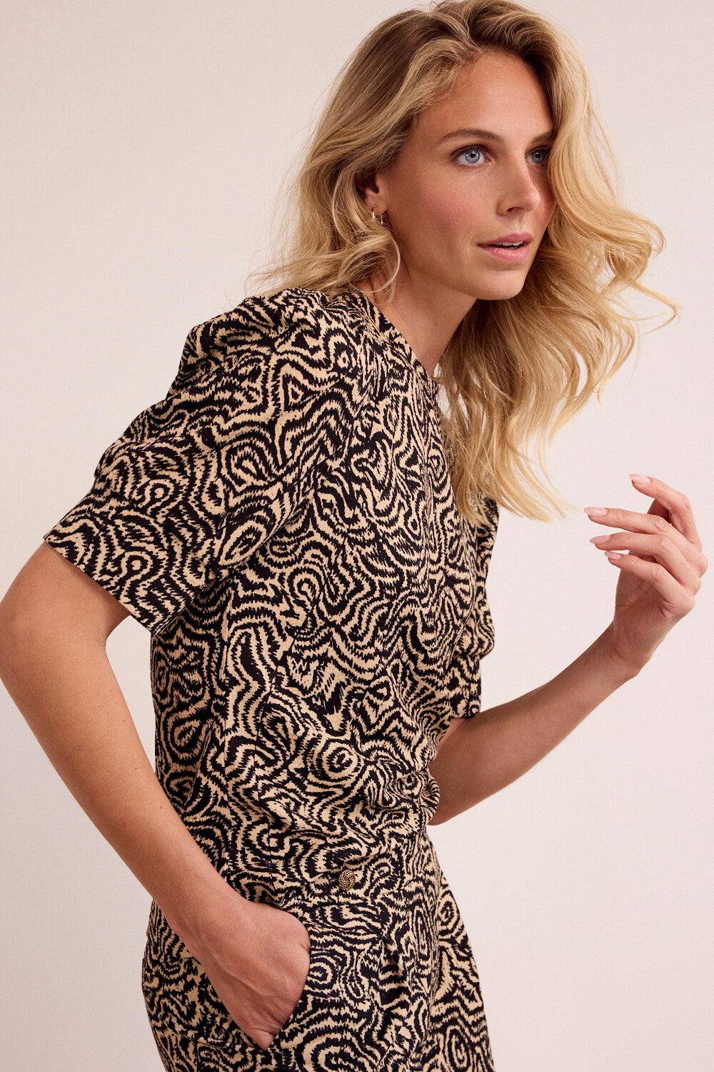 TRAMONTANA TOP WANDERING LINES PRINT BLACK/PEBBLE